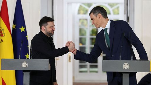Španělsko zaplatí 100 milionů eur za americké vojenské vybavení pro Kyjev, řekl v úterý premiér Pedro Sánchez po setkání s ukrajinským prezidentem Volodymyrem Zelenským.