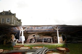 Fotografie nečekaných objevů cenných automobilů, které se ve světě našly v garážích, stodolách a jiných místech.