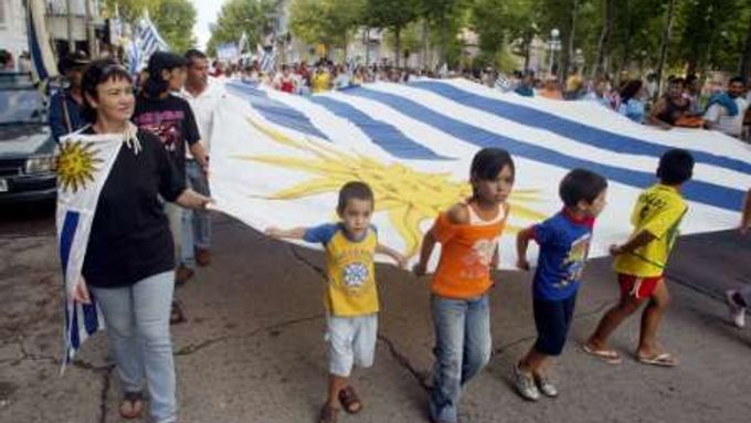 Děti nesou urugajskou vlajku