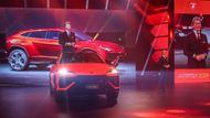 Lamborghini zase předvedlo SUV Urus ve verzi SE, která značí plug-in hybridní pohon. Benzinový osmiválec pod kapotou má 456 kW, elektromotor přidává dalších 141 kW a s 25,9kWh baterkou má Urus ujet až 60 kilometrů jen na elektřinu. Se zrychlením za 3,4 vteřiny je pak plug-in hybrid na stovce rychleji než klasický benzinový model.