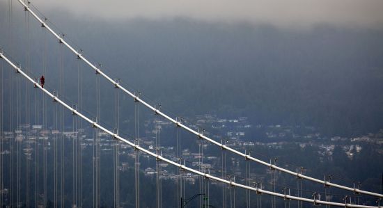 Hasiči vylezli až na vrchol obřího mostu ve Vancouveru