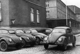 Hned v roce 1945 spustila sériovou výrobu osobních vozidel s názvem Volkswagen britská armáda, která měla automobilku nějakou dobu ve správě.