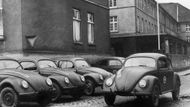 Hned v roce 1945 spustila sériovou výrobu osobních vozidel s názvem Volkswagen britská armáda, která měla automobilku nějakou dobu ve správě.