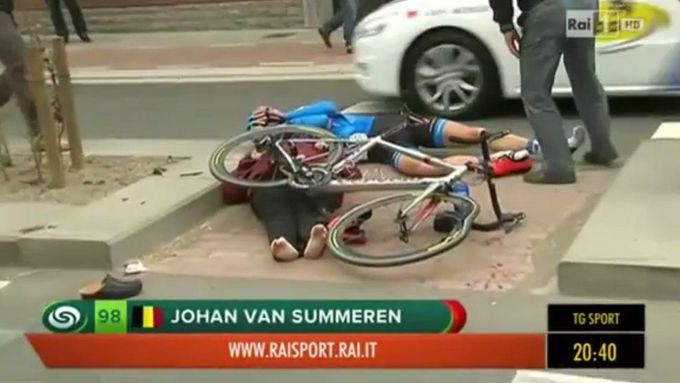 Podívejte se na děsivou srážku Johana Vansummerena s divačkou na závodu Okolo Flander