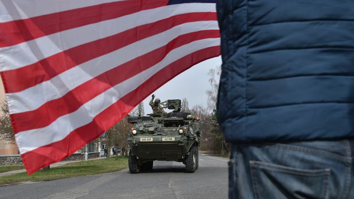 Pobyt amerických vojáků v Česku bude snazší. Vláda schválila dohodu o obraně