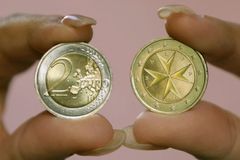 Malta a Kypr slaví přijetí eura. Lidé se bojí zdražení