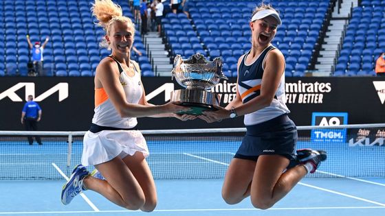 Skotačící Češky, Nadalův škleb i kluk z plakátu Djokovič. To bylo Australian Open