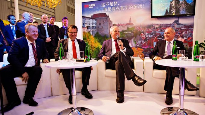Zleva ministři Němeček a Mládek, prezident Zeman a český velvyslanec v Číně Libor Sečka na expozici ČR na Západočínském mezinárodním veletrhu v Čcheng-tu.