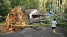 A child looks at a house struck by a tree after a violent thunderstorm ripped through the area on Saturday evening, in Falls Church, Virginia June 30, 2012. Wind gusts clocked at speeds of up to 79 mph (127 kph) were reported in and around the U.S. capital, knocking out power to hundreds of thousands of homes in the Washington, D.C. area. REUTERS/Kevin Lamarque (UNITED STATES - Tags: ENVIRONMENT DISASTER SOCIETY) Published: Čer. 30, 2012, 11:19 odp.