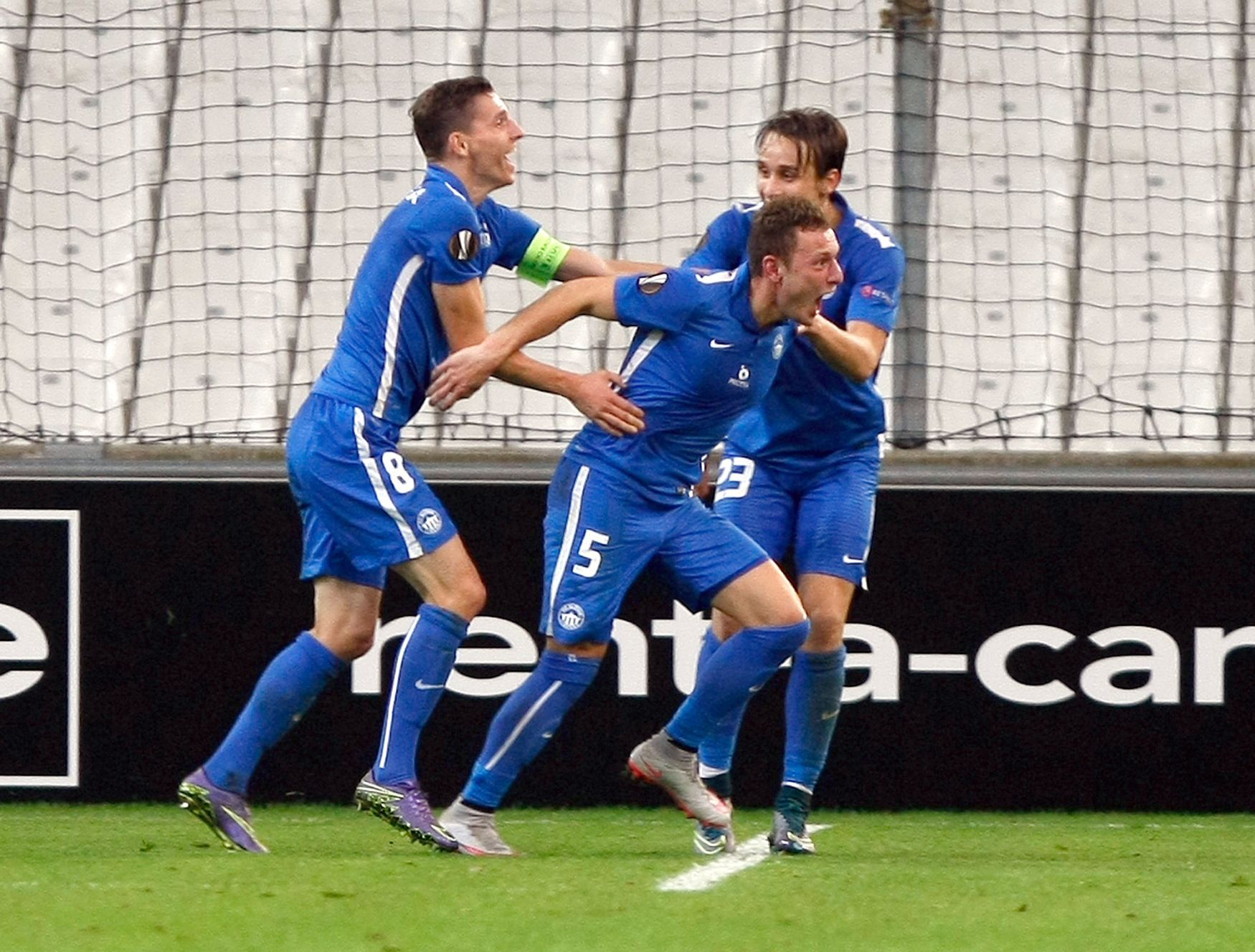 Vladimír Coufal slaví vítězný gól proti Marseille