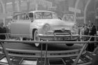 Pařížský autosalon v říjnu 1951 a premiéra nového automobilu Simca 9 Aronde se samonosnou pontonovou karoserií a benzinovou dvanáctistovkou pod kapotou.