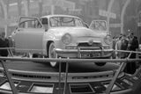 Pařížský autosalon v říjnu 1951 a premiéra nového automobilu Simca 9 Aronde se samonosnou pontonovou karoserií a benzinovou dvanáctistovkou pod kapotou.