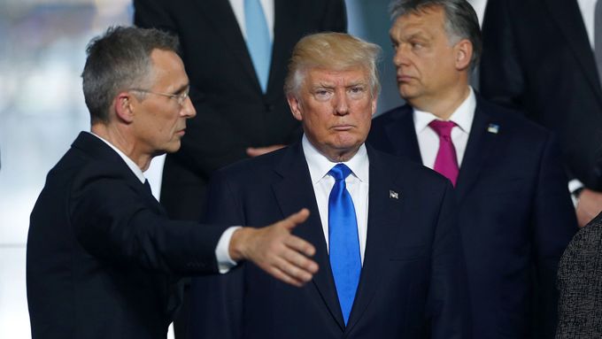 Generální tajemník NATO Jens Stoltenberg (vlevo) s americkým prezidentem Donaldem Trumpem na summitu v Bruselu.