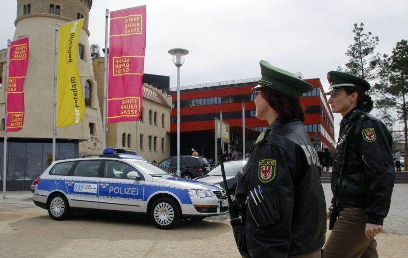 německá policie-uniformy a auto
