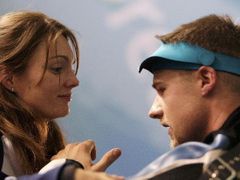 Kateřina Emmons utěšuje svého muže, který neuvěřitelným způsobem ztratil zlatou medaili v posledním střeleckém závodě Her.