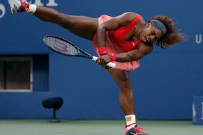 FOTO Serena se prořvala a proskákala k obhajobě na US Open