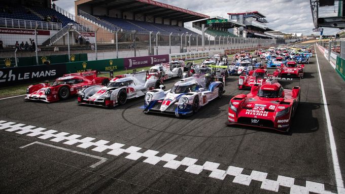 Hned čtyři tovární týmy nasadí letos v Le Mans své hybridní speciály elitní třídy LMP1. Zleva stojí v první řadě Porsche, Audi, Toyota a Nissan.
