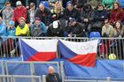 Čeští fanoušci se mohli v pondělí těšit na dvě české tenistky. Radost jim však přinesla jen jedna z nich.