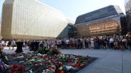 Veřejnost může nadále vzpomenout na Věru Čáslavskou na piazzetě Národního divadla.