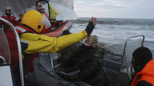 Ruská pobřežní stráž zasahuje v Barentsově moři proti aktivistům Greenpeace.