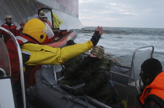 Ruská pobřežní stráž zasahuje v Barentsově moři proti aktivistům Greenpeace.