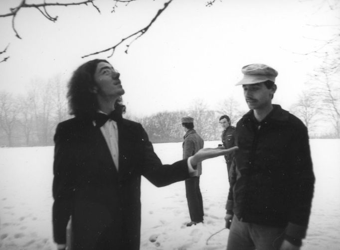 Koncert pro dešťovou kapku, 1981, fotografie, papír, 18 x 26 cm. S nataženou dlaní čekal tak dlouho, dokud do ní z větve stromu nespadla kapka vody.