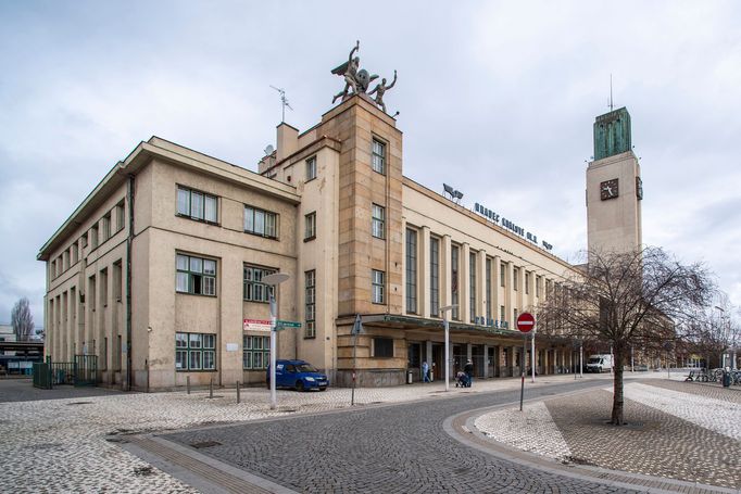 Budova hlavního vlakového nádraží v Hradci Králové.