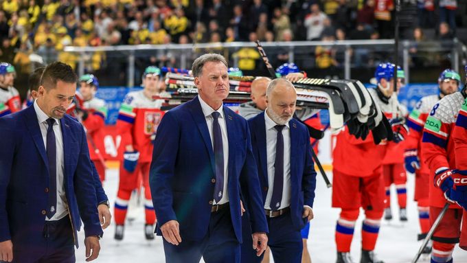 Radim Rulík s asistenty Tomášem Plekancem a Jiřím Kalousem po čtvrtfinále se Švédy