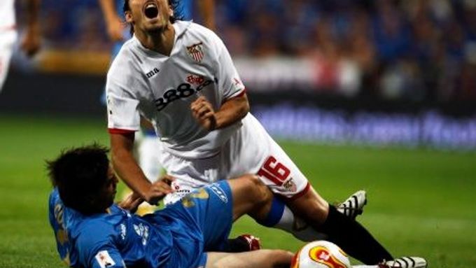 Antonio Puerta ze Sevilly je tvrdě atakován Cosminem Controu z Getafe ve finále španělského poháru.