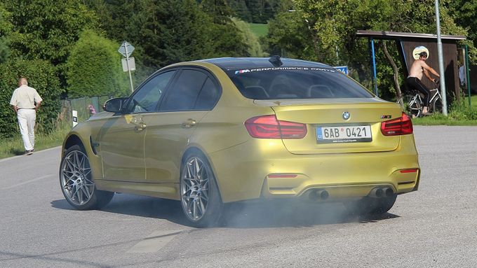 Bez pomoci stabilizačního systému se zadní kola překoňovaného BMW řady 3 protáčejí i na suchém asfaltu.