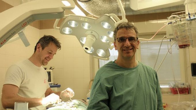 Štefan Juhás a Martin Maršala na operačním sále.