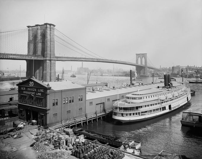 Brooklynský most v New Yorku na fotografii z roku 1900.