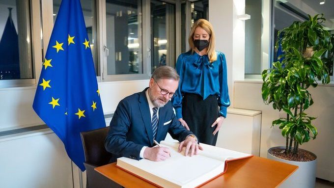Premiér Petr Fiala se setkal s předsedkyní Evropského parlamentu Robertou Metsolaovou.