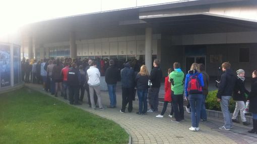 Nákup vstupenek na MS v hokeji 2015: Fanoušci čekají před O2 arenou