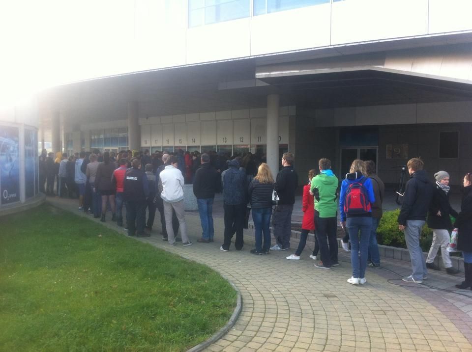 Prodej vstupenek na MS v hokeji 2015: Fanoušci čekají před O2 arenou