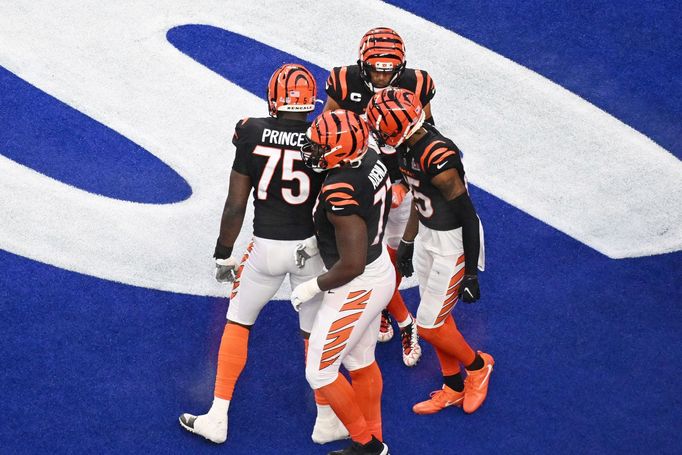 Hráči Cincinnati slaví touchdown v Super Bowlu LVI 2022 LA Rams - Cincinnati Bengals