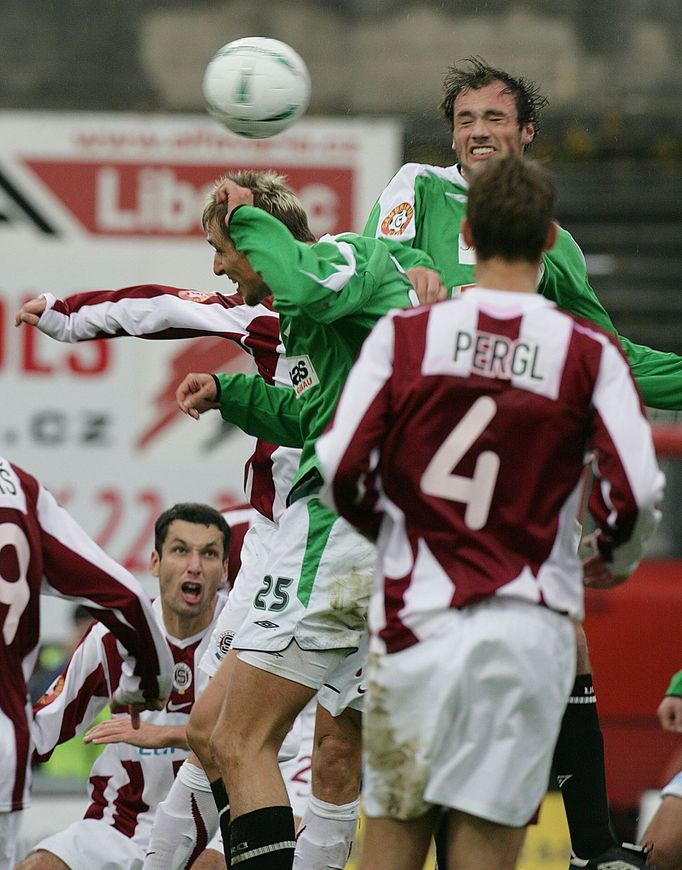 Václav Drobný v dresu Jablonce (ve výskoku) bráněný sparťanem Pavlem Perglem.