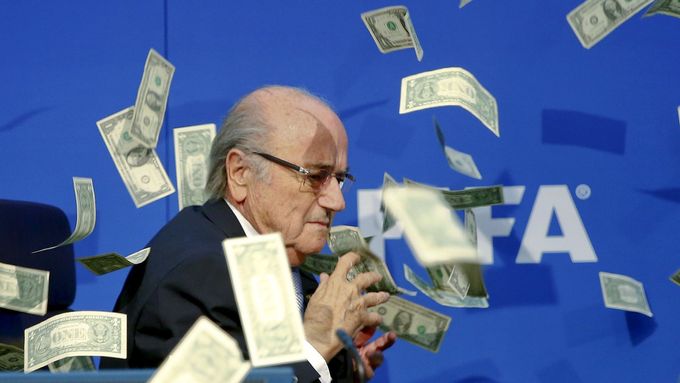 Sepp Blatter myslel na Nobelovu cenu, nakonec se ale smyčka obvinění utáhla i kolem jeho krku.