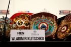 Vladimir Kličko a Tyson Fury se setkali tváří v tvář na poslední tiskové konferenci před jejich sobotním šlágrem o krále boxerské těžké váhy už v místě konání - düsseldorfské ESPRIT Aréně...