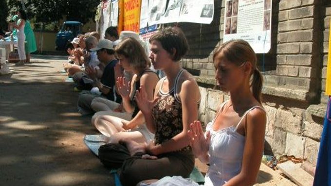 Praktikující Falun Gong během tichého 24hodinového protestu před čínskou ambasádou v Praze