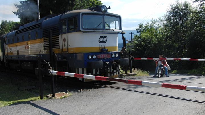 Na slovenském přejezdu se srazil český vlak s autobusem, čtyři lidé zemřeli
