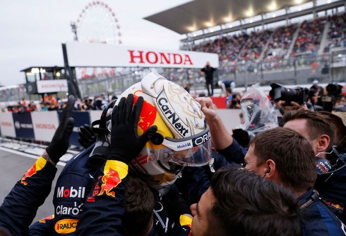 Max Verstappen z Red Bullu slaví po VC Japonska titul mistra světa F1