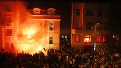 Americká ambasáda v Bělehradu hoří