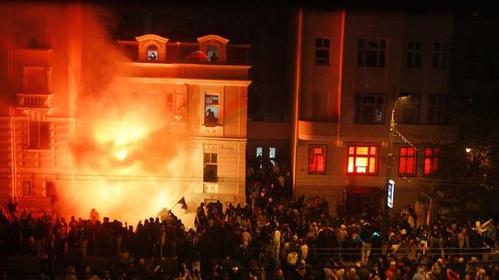 Noční nepokoje zanechaly v Bělehradě spoušť