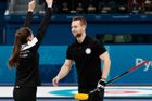 Rusové Anastasia Bryzgalovová a Alexandr Krušelnickij ve vítězném zápase o bronz v curlingové soutěži mixů na ZOH 2018