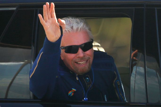Richard Branson před odletem na hranici vesmíru
