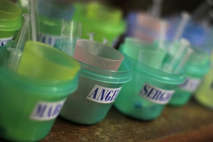 Containers with medication and names of children are seen in the San Jose Hospice, in Sacatepequez, 45 km (28 miles) of Guatemala City, November 30, 2012. About 68 HIV-infected children receive free medical care at the hospice, many of them were found abandoned in markets, churches, fire stations, left neglected in hospitals or in some instances, brought in by their families who cannot afford to pay for their medical treatment. World AIDS Day which falls on December 1 is commemorated across the world to raise awareness of the pandemic. REUTERS/Jorge Dan Lopez (GUATEMALA - Tags: ANNIVERSARY HEALTH) Published: Pro. 1, 2012, 1:53 dop.