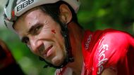 Francouzský cyklista David Moncoutie ze stáje Cofidis je zraněný po pádu ve 12. etapě Tour de France 2012.