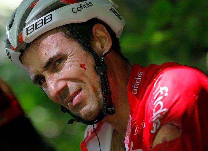 Francouzský cyklista David Moncoutie ze stáje Cofidis je zraněný po pádu ve 12. etapě Tour de France 2012.