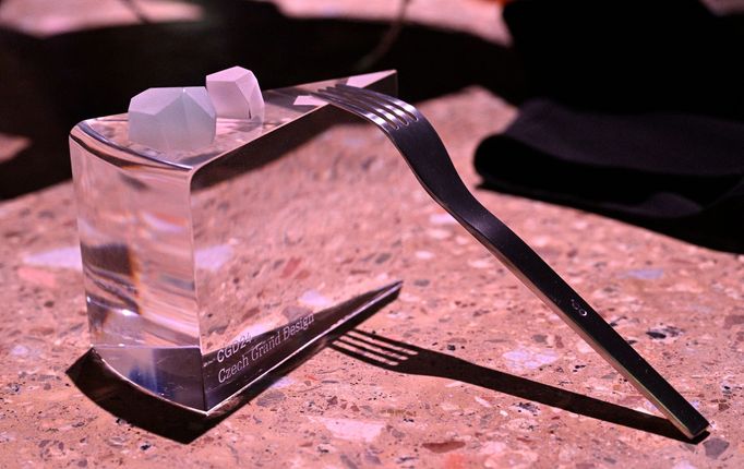 Loňský absolutní vítěz cen Czech Grand Design Jan Plecháč je autorem letošní ceny ve tvaru řezu dortu (na fotografii).